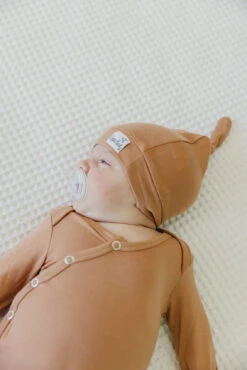 Copper Pearl Top Knot Hat | Pecan -The Baby's Crib CPHPJ2S23ACWEB 57